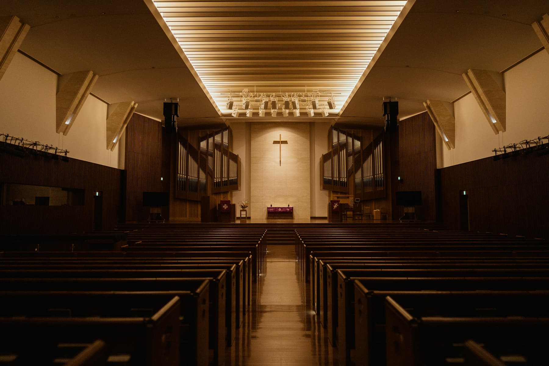 <span style="color: rgb(0, 0, 0);">A university chapel in Tokyo. It's not uncommon for churches to have a traditional Western layout and solemn atmosphere. While some appreciate this, others might find it too formal or somber.</span>