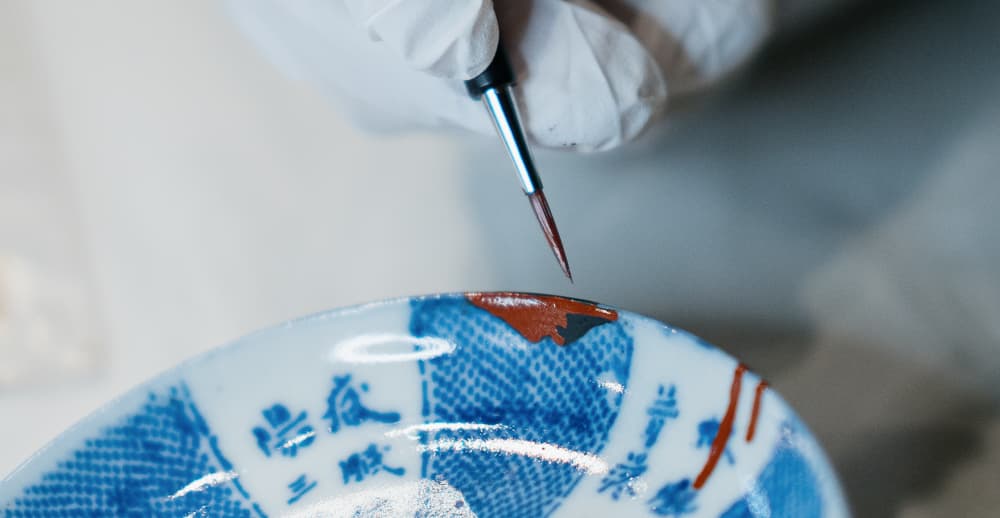 <span style="color: rgb(0, 0, 0);">Repairing a broken ceramic dish using the </span><em style="color: rgb(0, 0, 0);">kintsugi </em><span style="color: rgb(0, 0, 0);">technique.</span>